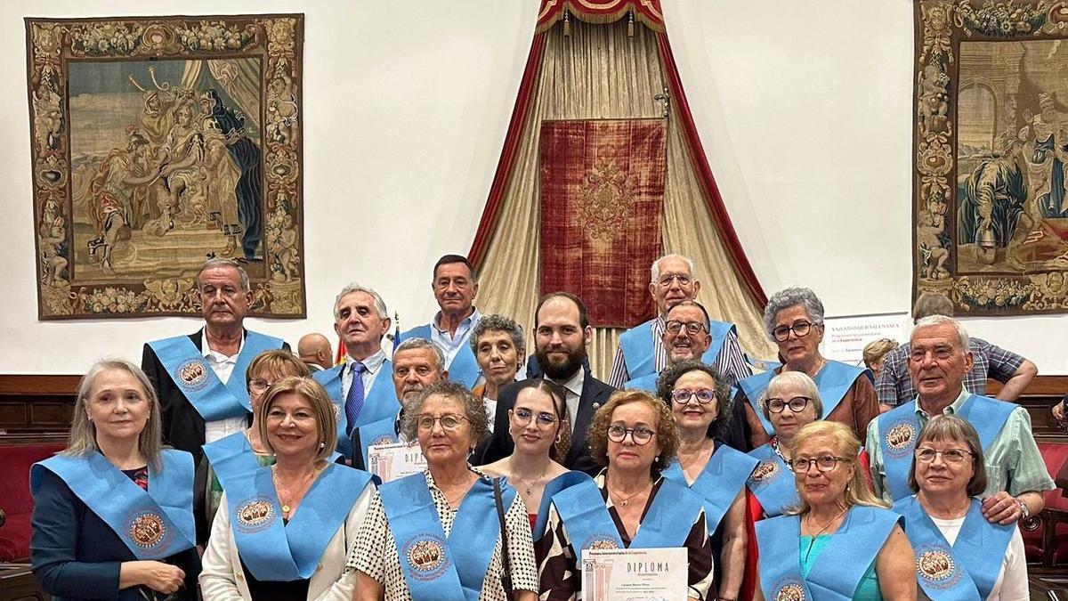 Los graduados de Zamora, con el coordinador (centro) Cristo José de León.