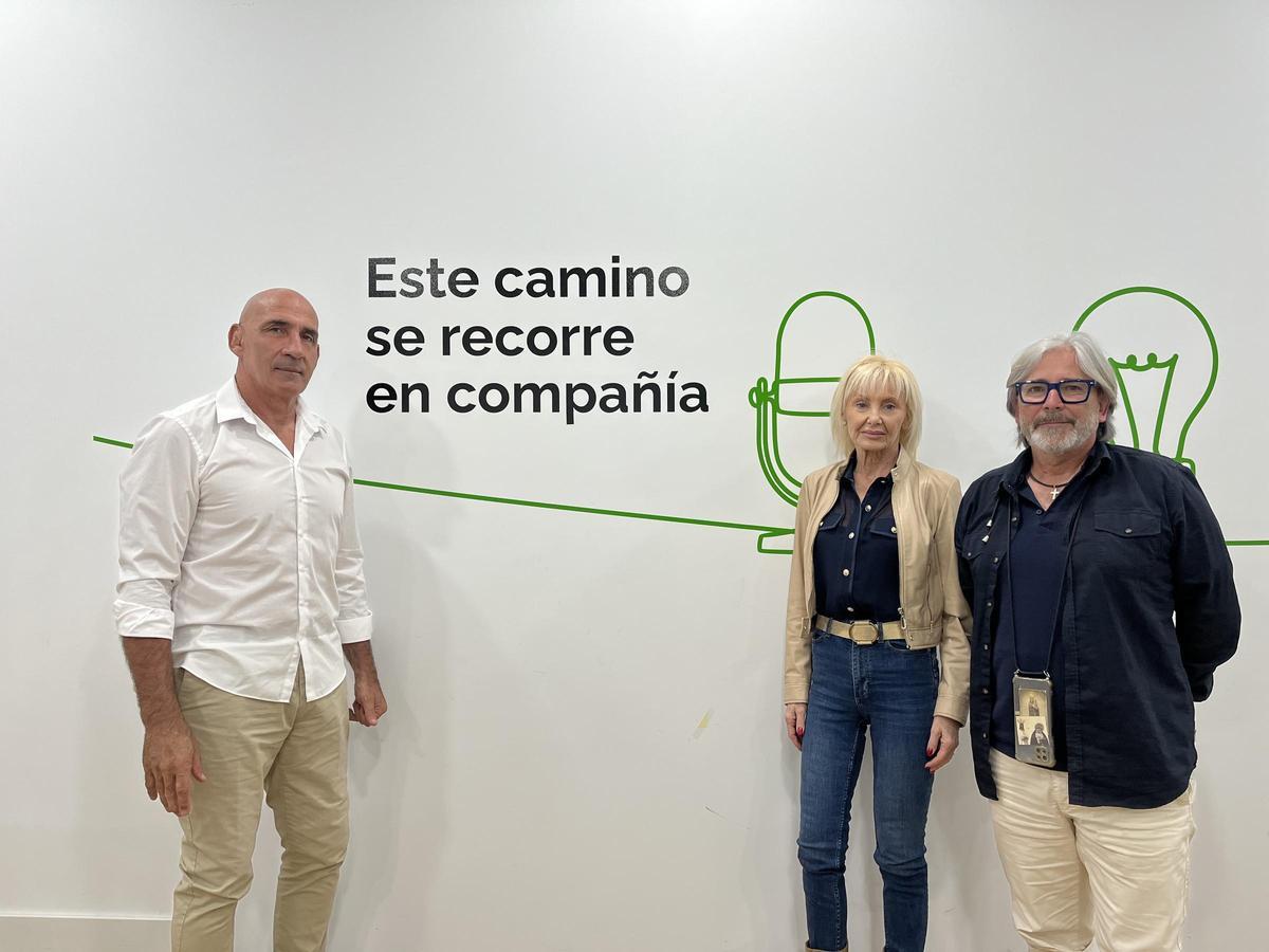 De izq. a dcha. Enrique, María Victoria y Manuel en la sede de la AECC en Málaga.