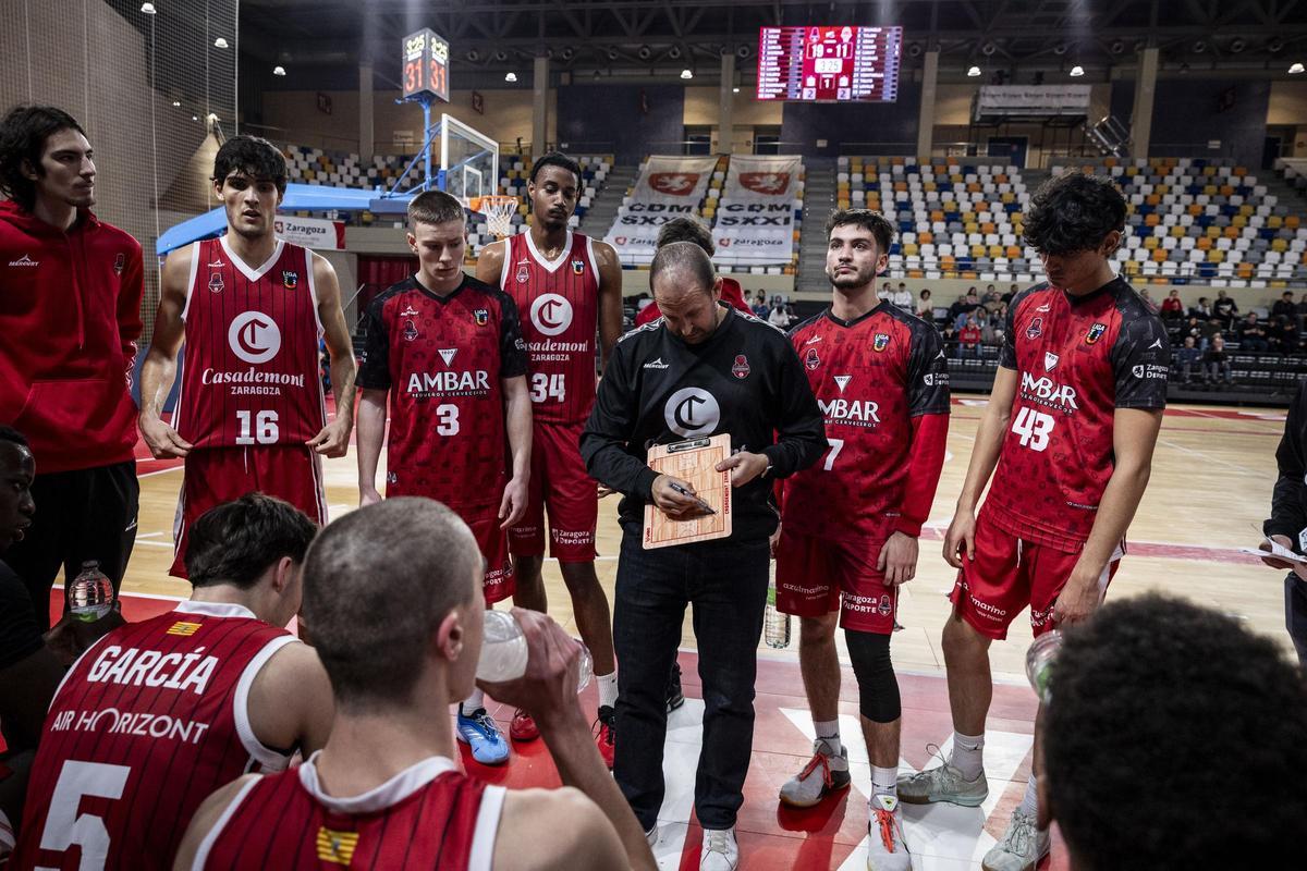 Serna, dando instrucciones durante un duelo de los canteranos