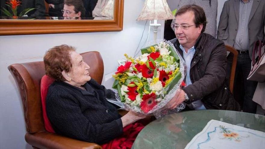 carmen gonzález cumple 100 años y la felicita vara