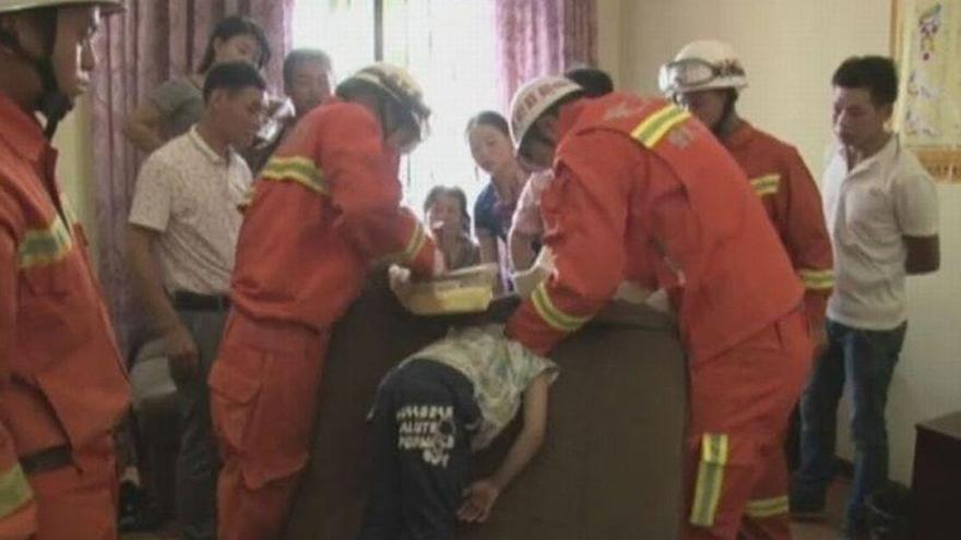 Un niño chino se queda atrapado en un sillón y tiene que ser rescatado