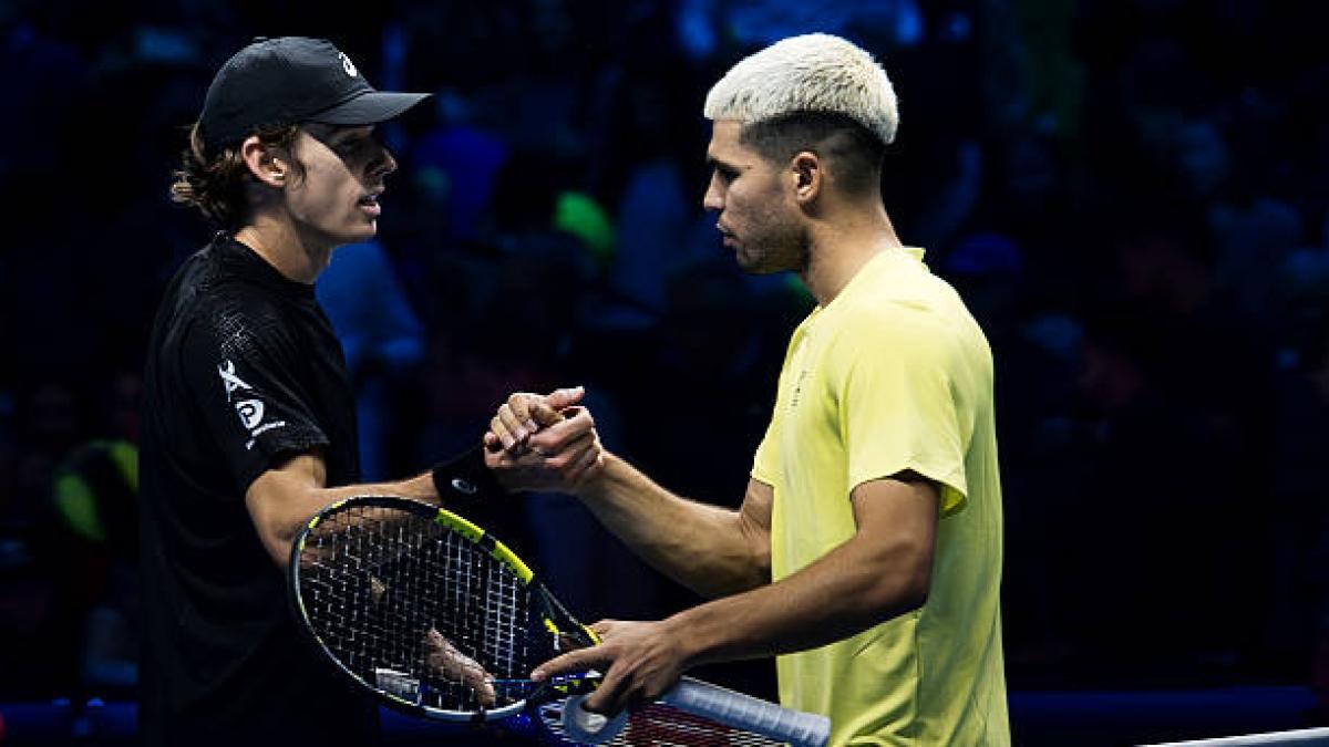Carlos Alcaraz y Álex de Miñaur, saludándose en la red