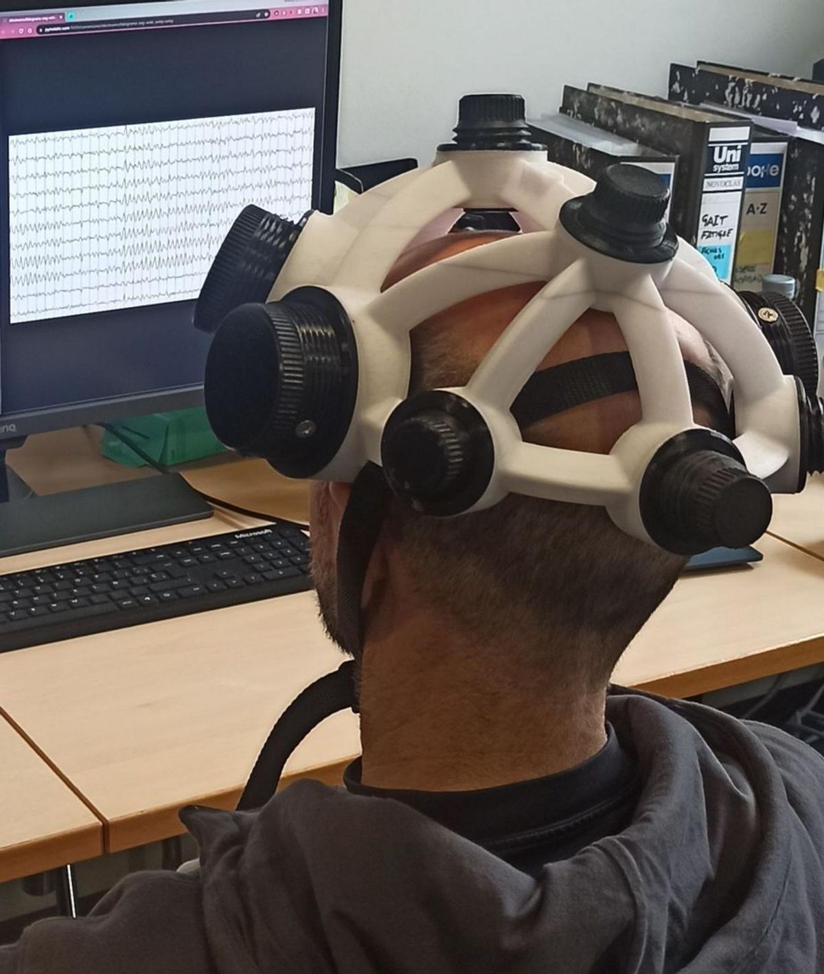 El casco con el imán de neodimio que emplean los investigadores del grupo Neurocom de la UDC en  el proyecto piloto. |  // CEDIDA