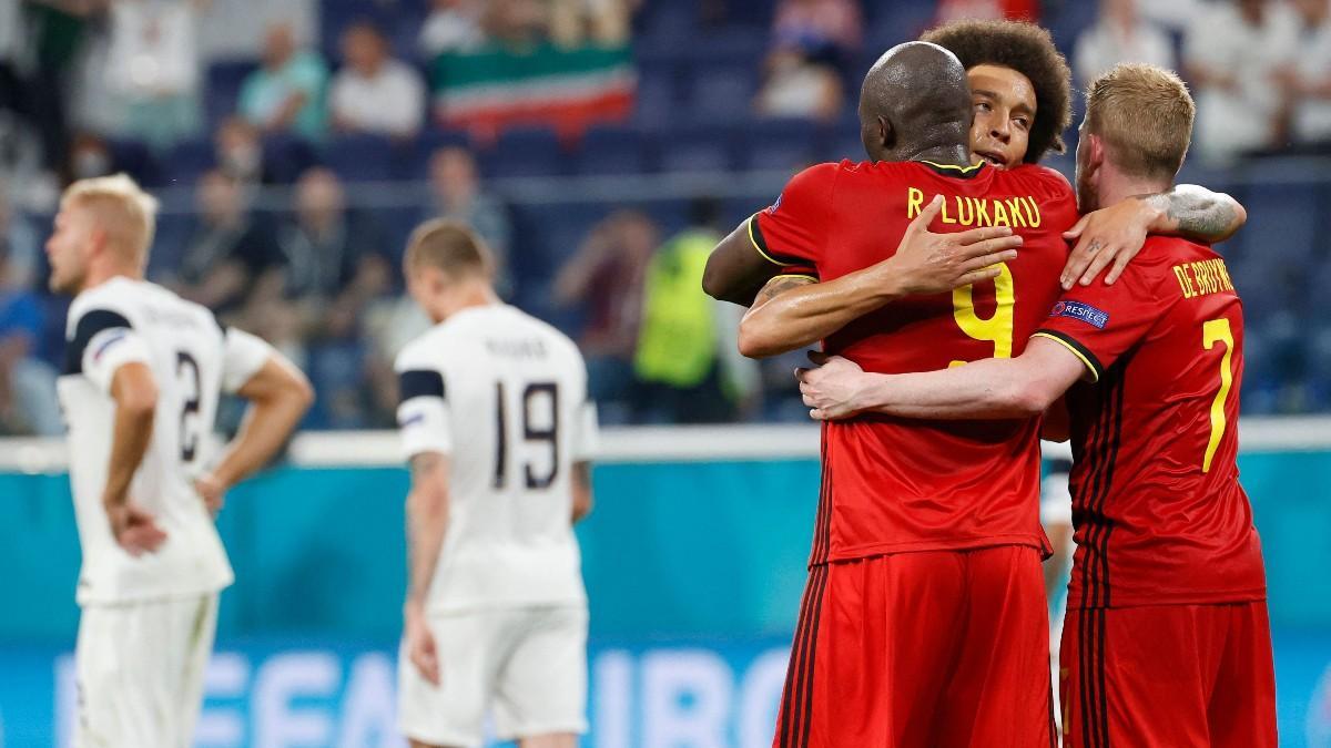 Los jugadores belgas celebrando el gol de Lukaku