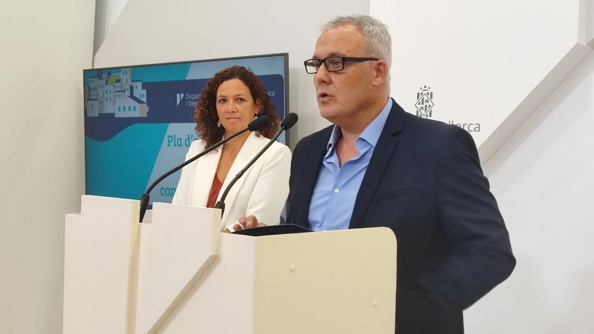La presidenta Cladera y el conseller Alzamora han presentado la línea de ayudas este lunes en Palma.