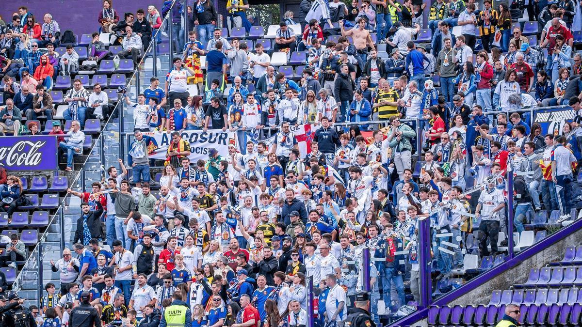 Un numerosos grupo de aficionados del Real Zaragoza en el estadio José Zorrilla.