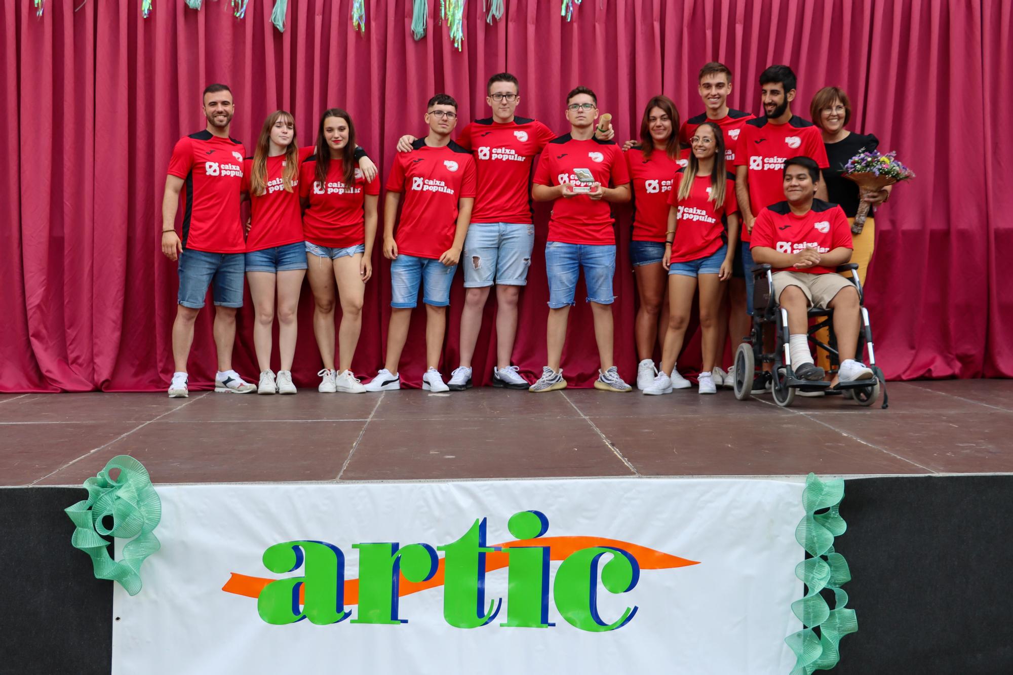 El Club Fénix de Voleibol del Barrio del Cristo recogiendo el premio Artic.