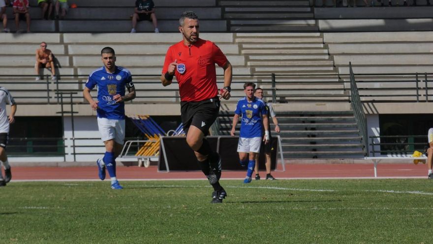 Jorge López Santos: el joven que empezó a arbitrar para ver gratis al CD Tenerife y acabó haciendo historia en Tercera División