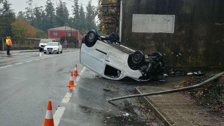 Accidente en una carretera gallega en el que una furgoneta terminó volcada.