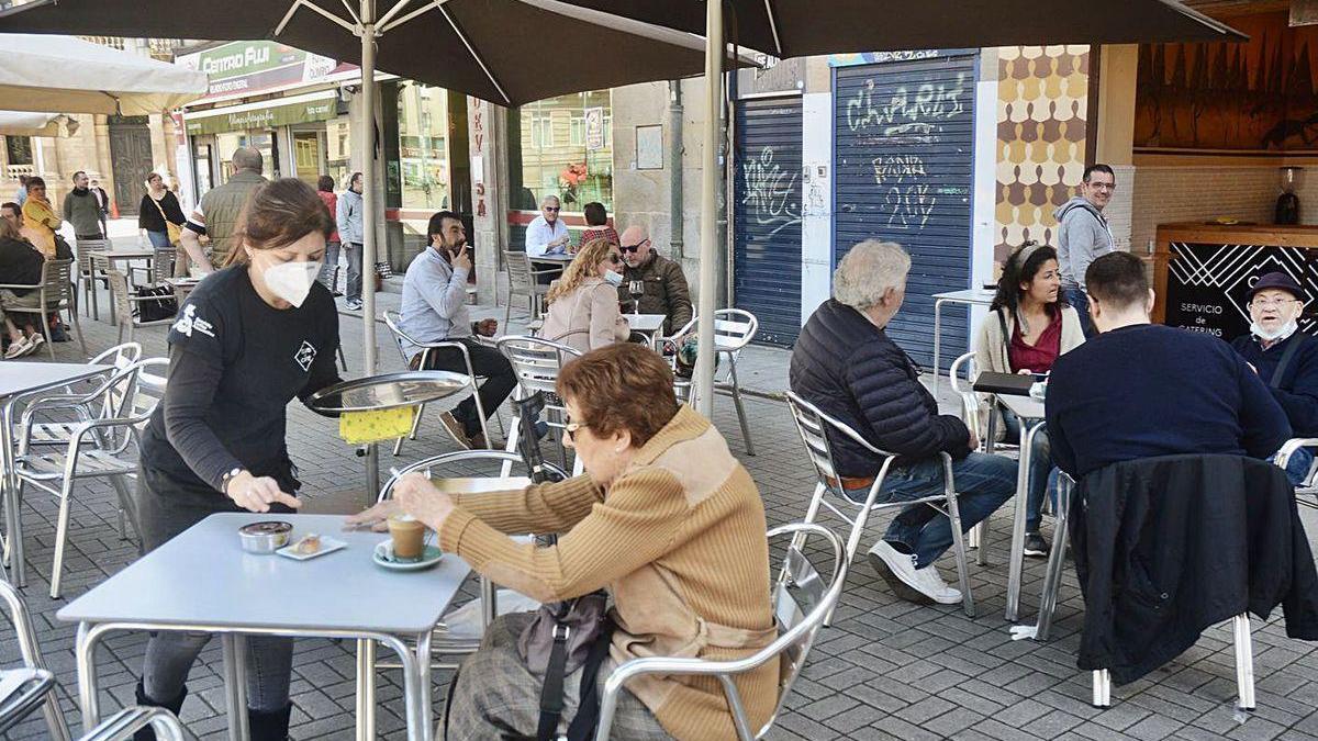 Una calle de Pontevedra con negocios de hostelería.