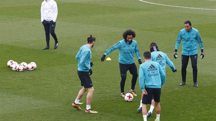 Varane y Modric se ausentan de una sesión que comenzó con retraso