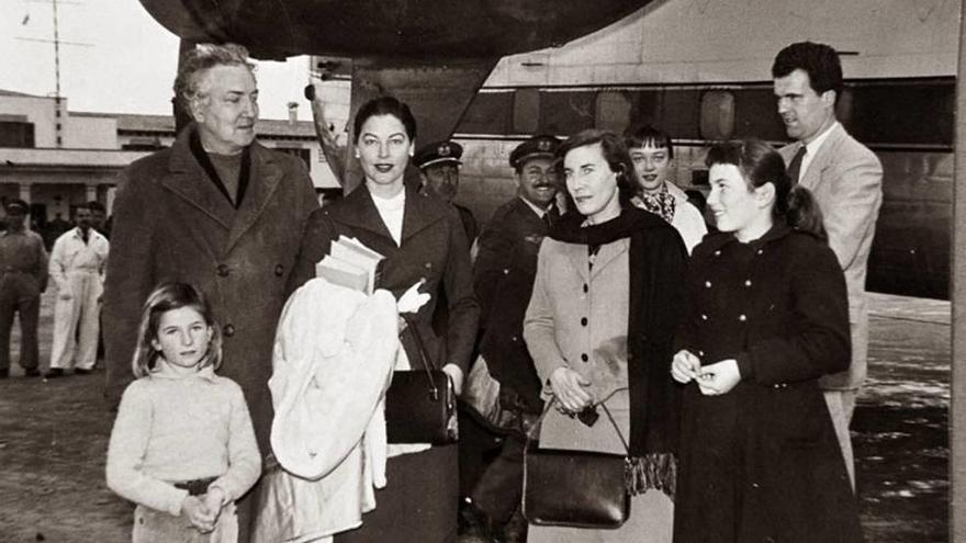 La actriz junto a su amigo Robert Graves, su anfitrión en Deià.