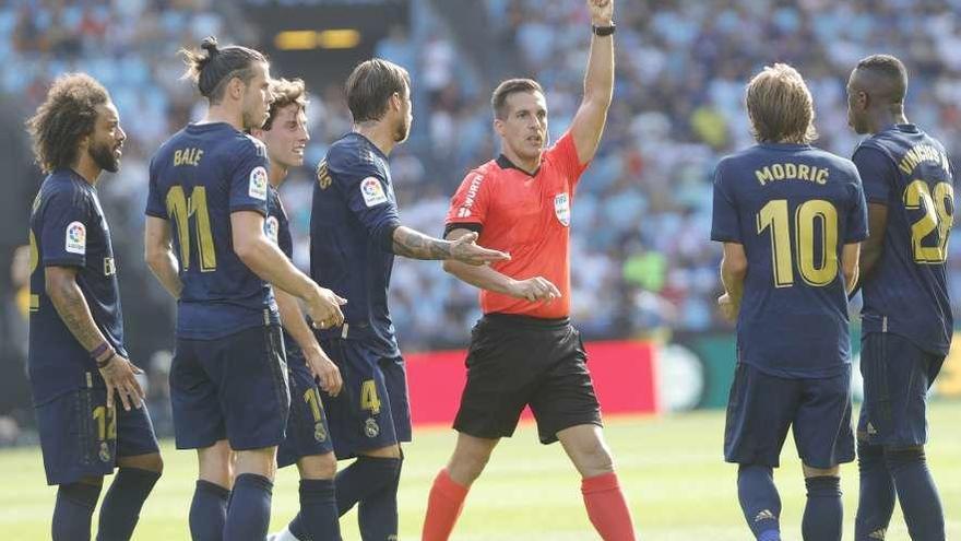 Momento en el que Estrada Fernández expulsa a Modric. // Ricardo Grobass