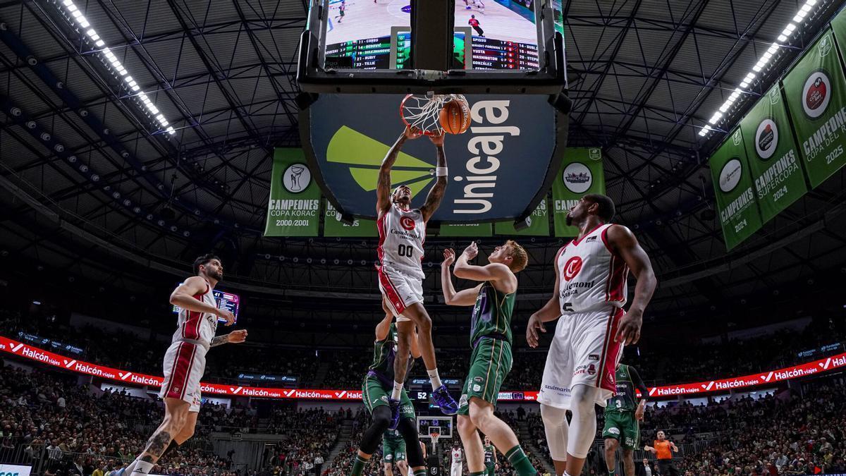 Devin Robinson realiza un mate en el partido entre el Unicaja Málaga y el Casademont Zaragoza.