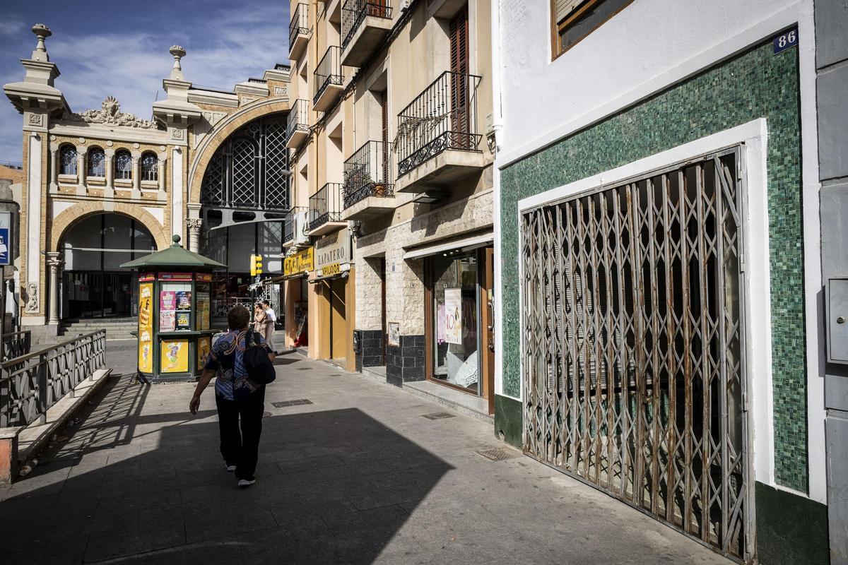 A la derecha de la imagen, en el número 86 de la avenida César Augusto, se ha hallado el cadáver de un hombre de 51 años.