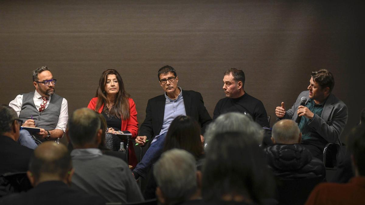 De izquierda a derecha, Juli Fernàndez (ERC), Rocío García (PSC), Francesc Ten (Junts), David Caño (CUP) y Enric Bárcena (Comuns), en el Cercle d'Economia