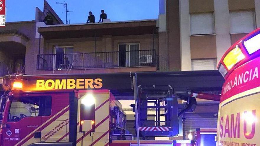 Intervención de los bomberos para rescatar el cadáver de un hombre en el balcón de su casa