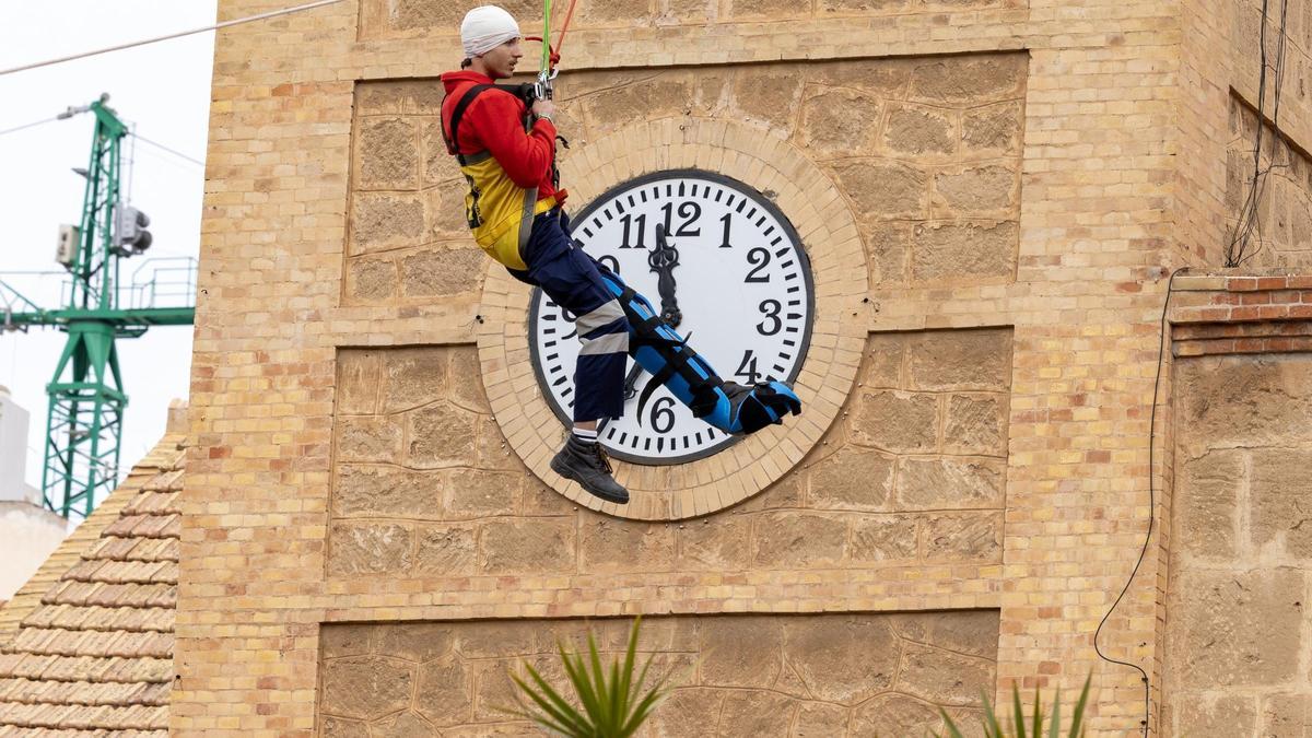 Rescate desde el campanario de levante de la iglesia de La Inmaculada de Torrevieja durante el simulacro de este jueves