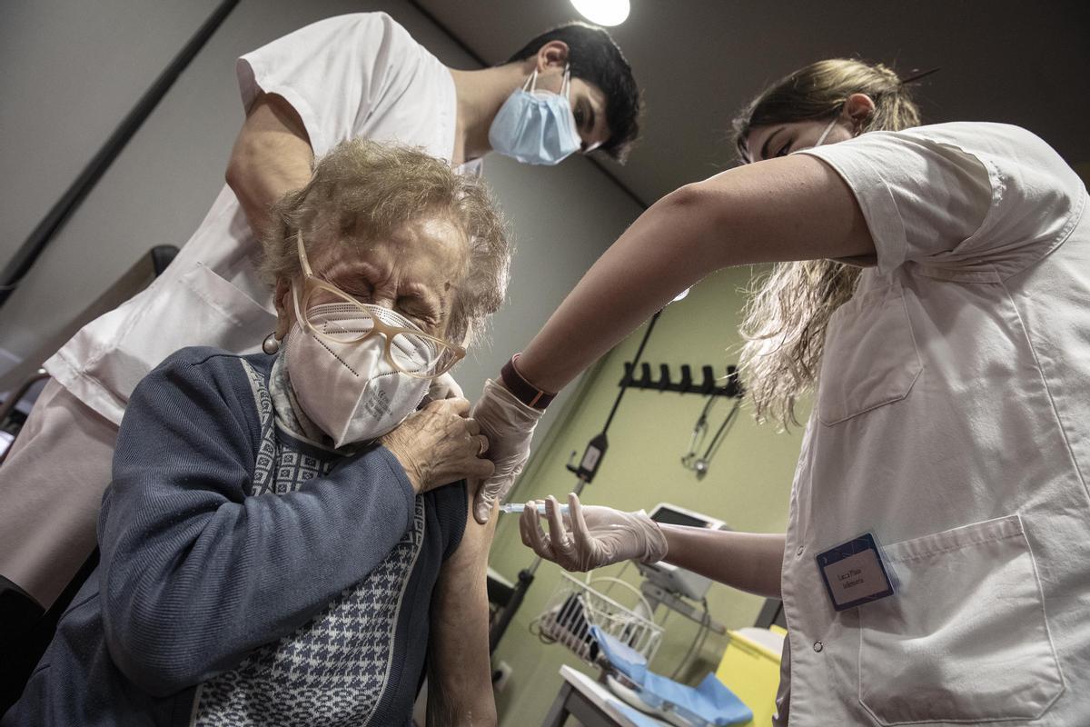 «El meu avi s’ha vacunat»: Twitter s’omple d’imatges de l’esperada punxada
