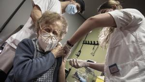 «El meu avi s’ha vacunat»: Twitter s’omple d’imatges de l’esperada punxada