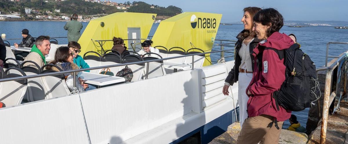 La conselleira saluda a algunos de los participantes en la ruta guiada de ayer a Ons.