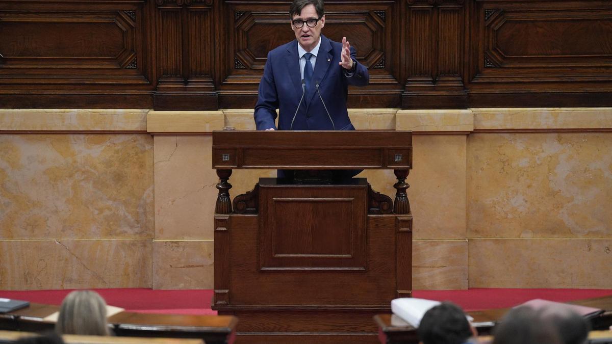 El presidente de la Generalitat, Salvador Illa, en el Parlament.