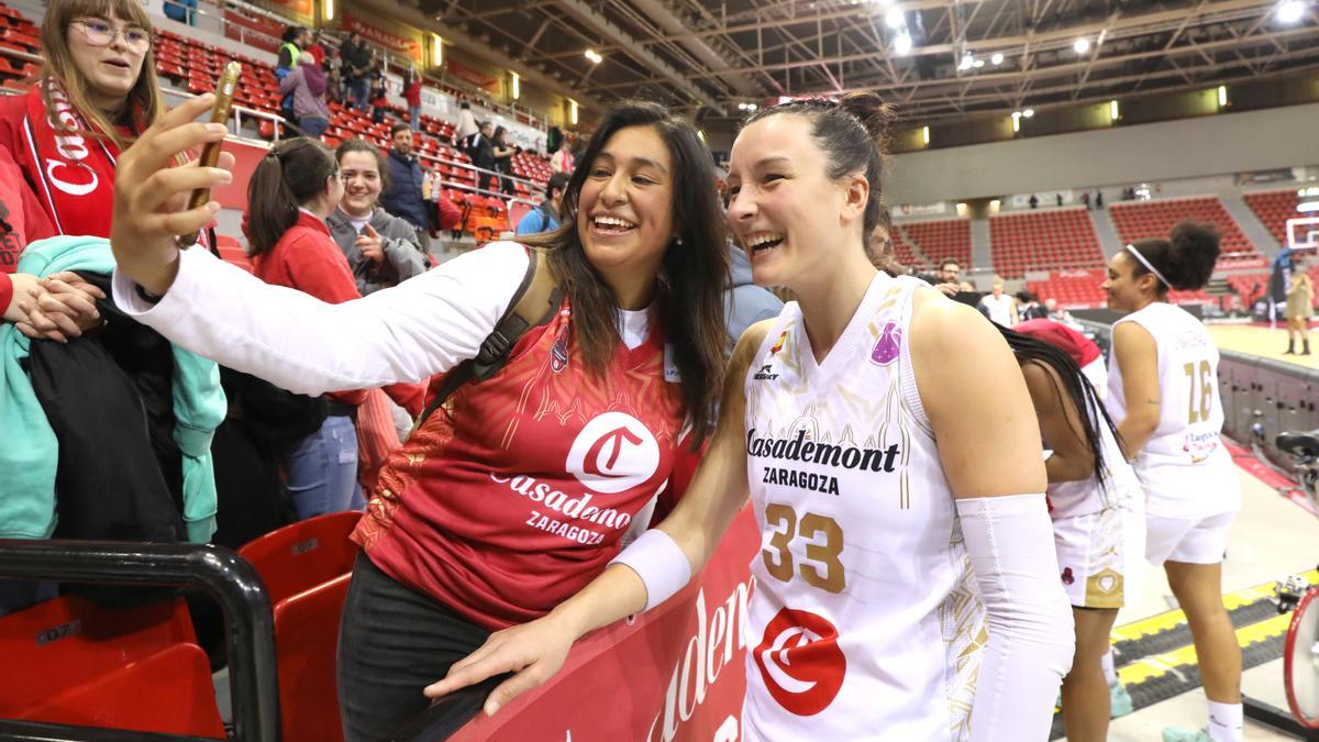 Gracia Alonso de Armiño se toma una fotografía con una aficionada tras un partido de Eurocup.