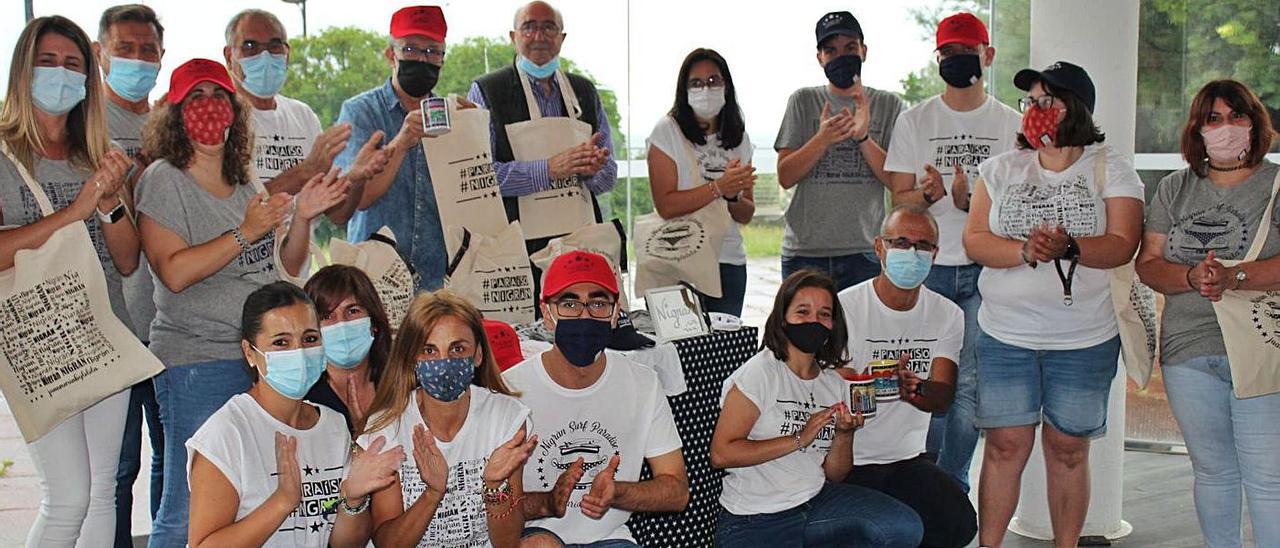 Trabajadores del proyecto con ediles, entre ellos el alcalde de Nigrán, y representantes del centro.   | // D.P.