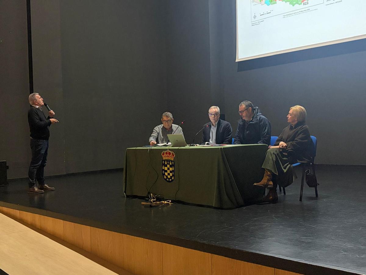 José Balseiros (centro), junto con otros técnicos de la Consellería de Medio Rural, en la charla impartida en Ordes.