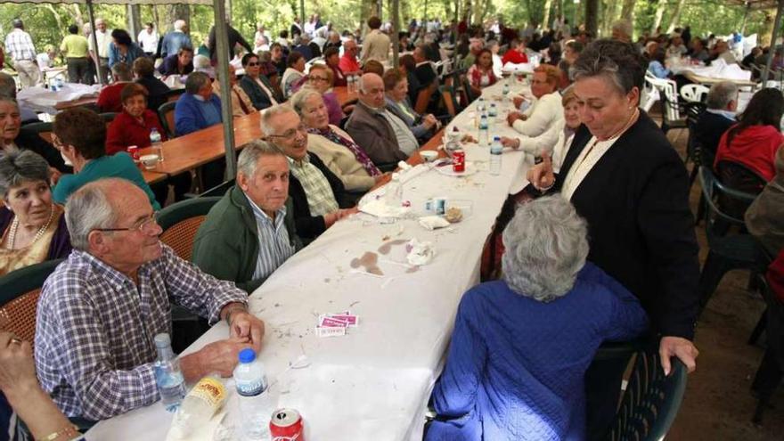 Los asistentes durante la sobremesa, ayer, en las Ínsuas. // Bernabé/Luismy