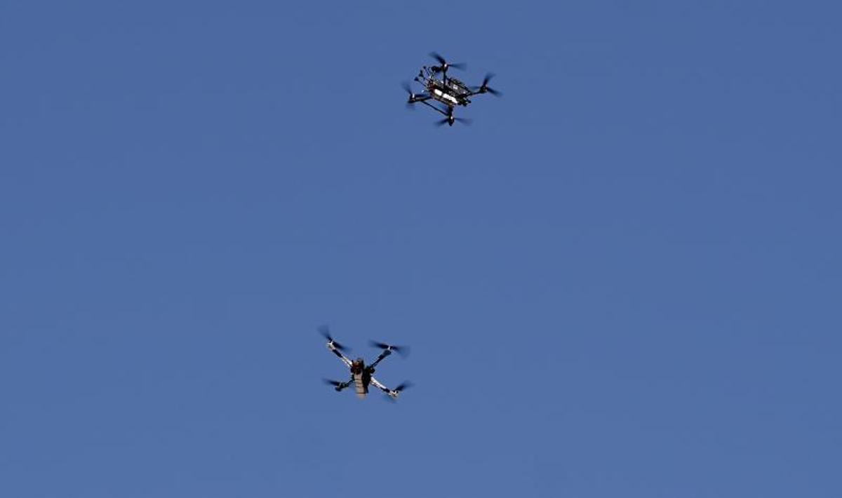 Un dron persigue a otro en el cielo de Almería durante las pruebas de la Legión para el concepto Fuerza 35 del Ejército.