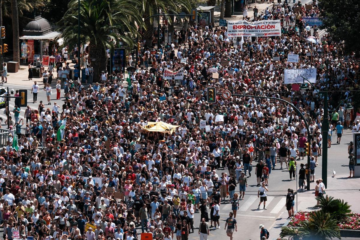 Una vista parcial de la manifestación rumbo a la Alameda.
