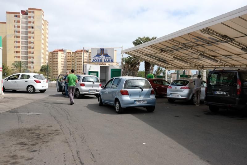 Las Palmas de Gran Canaria. Reportaje sobre lavado decoches tras la calima.  | 26/02/2020 | Fotógrafo: José Carlos Guerra