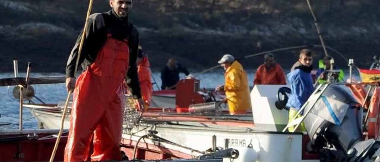 Rañeiros realizando marisqueo a flote en Lombos do Ulla. // I. Abella