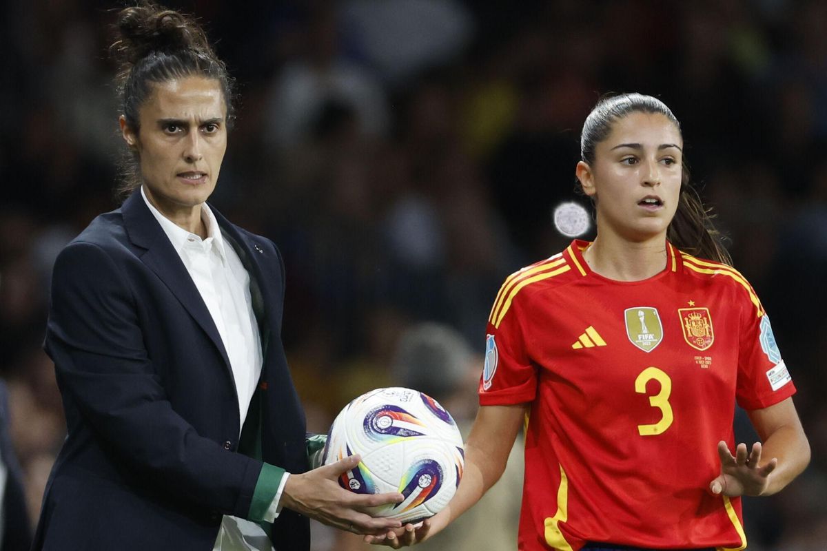 BERNA (SUIZA), 11/07/2025.- La entrenadora española, Montse Tomé (i), junto a su jugadora Jana Fernández este viernes, durante el partido del Grupo B de la Eurocopa 2025 que disputan las selecciones de Italia y España, en el Estadio Wankdorf, en Berna (Suiza). EFE/ Ana Escobar