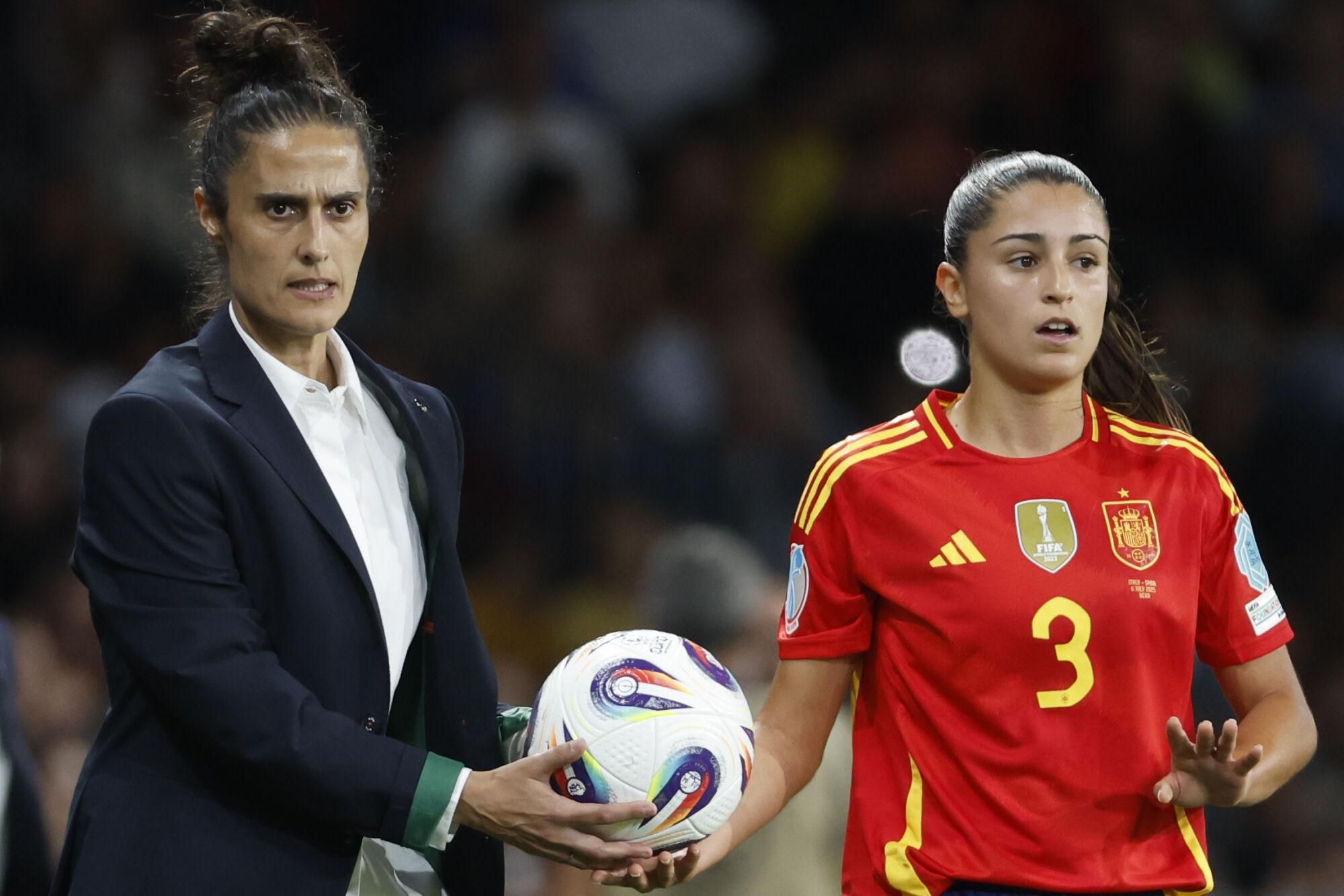 BERNA (SUIZA), 11/07/2025.- La entrenadora española, Montse Tomé (i), junto a su jugadora Jana Fernández este viernes, durante el partido del Grupo B de la Eurocopa 2025 que disputan las selecciones de Italia y España, en el Estadio Wankdorf, en Berna (Suiza). EFE/ Ana Escobar