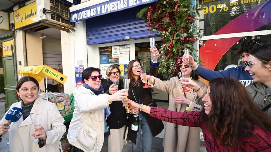 Torrevieja vende un décimo del 77715, quinto premio de la lotería de Navidad 2025