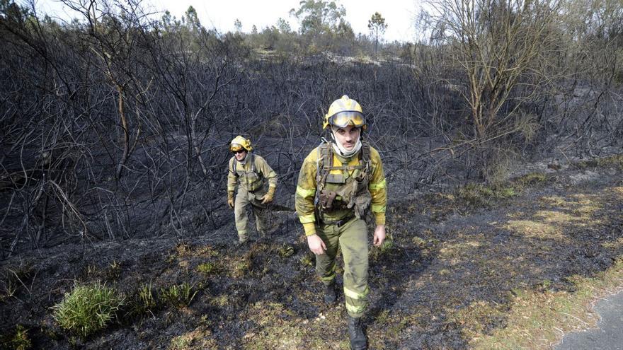 Arden casi cuatro hectáreas de monte raso y arbolado en A Veiga