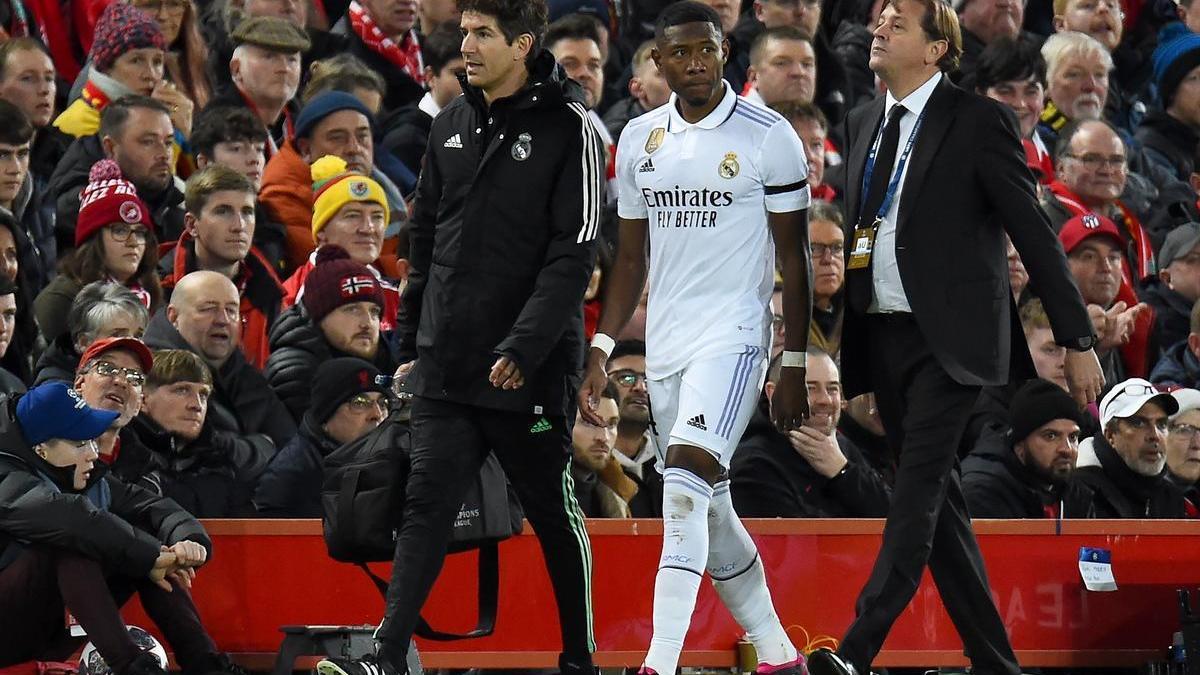 David Alaba se tuvo que retirar lesionado en Anfield.