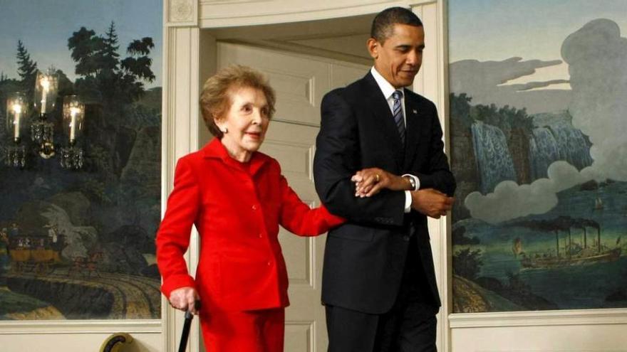 Nancy Reagan, del brazo del presidente Obama, en la Casa Blanca, en junio de 2009.