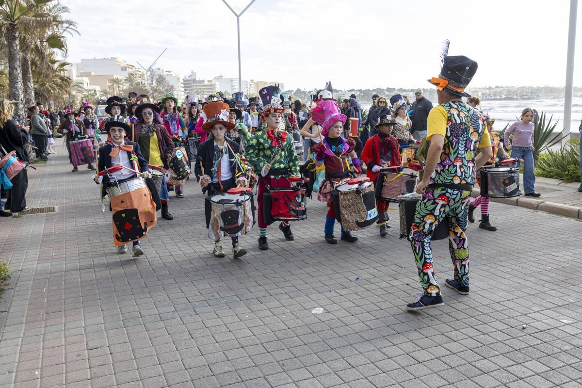La Rua de El Arenal-Playa de Palma ha contado con variedad de comparsas con mucha inspiración y color. La Rua de El Arenal-Playa de Palma ha contado con variedad de comparsas con mucha inspiración y color.
