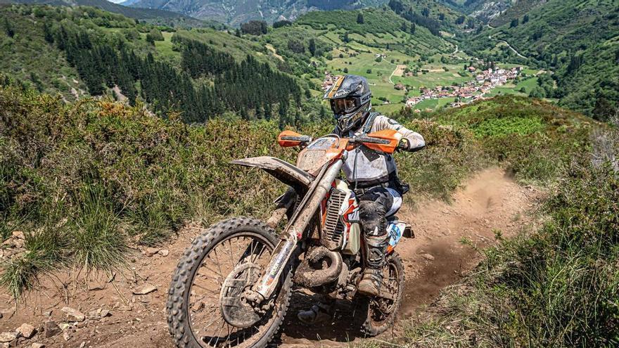 Tuña reúne a 200 pilotos en una prueba motocross, la Raid Tineo-Tuña