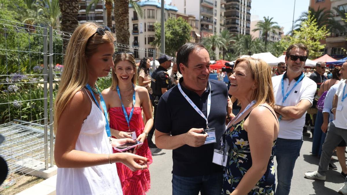 Pérez Llorca y Pilar Bernabé, de confidencias en su segunda mascletà en Luceros
