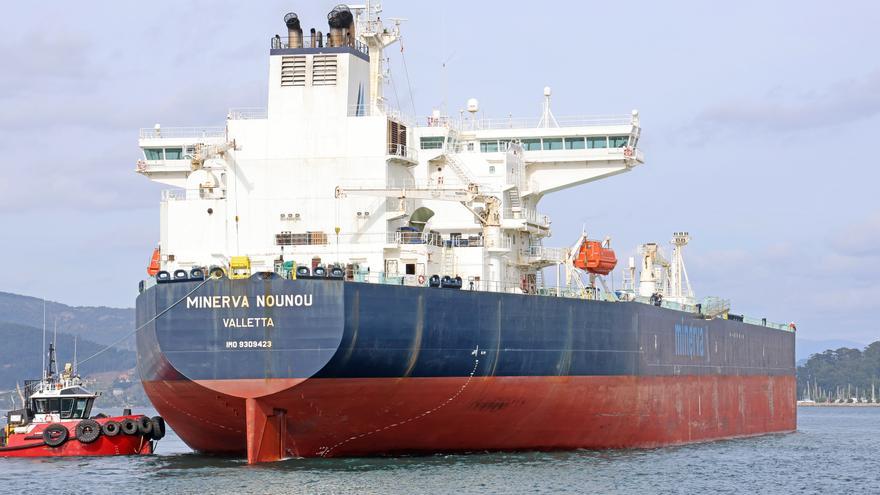 El petrolero averiado “Minerva Nounou” llega al puerto de Vigo tras días deambulando frente a las costas gallegas