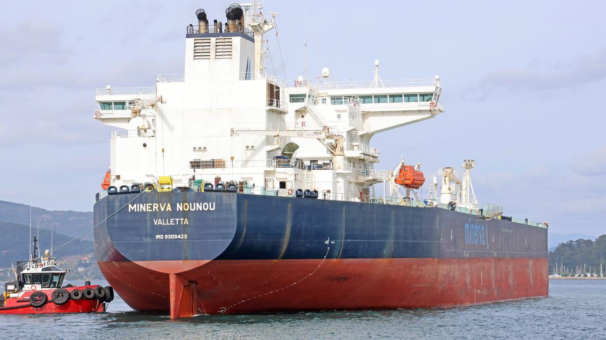 El buque atracado en el puerto de Vigo.