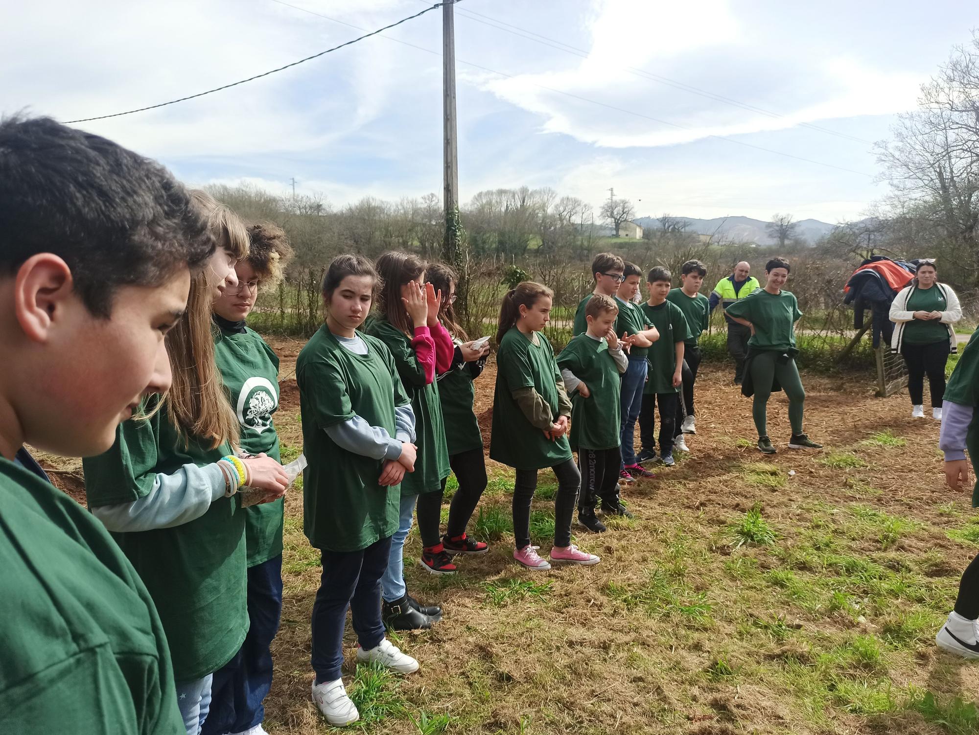 Los escolares de San Cucao ponen freno a la huella de carbono con la plantación de árboles frutales, así fue la jornada ambiental