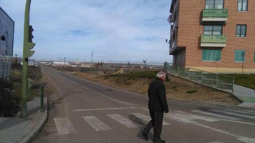 Un vecino cruza por un paso de peatones en uno de los accesos a la carretera que une Toro con Pozoantiguo.