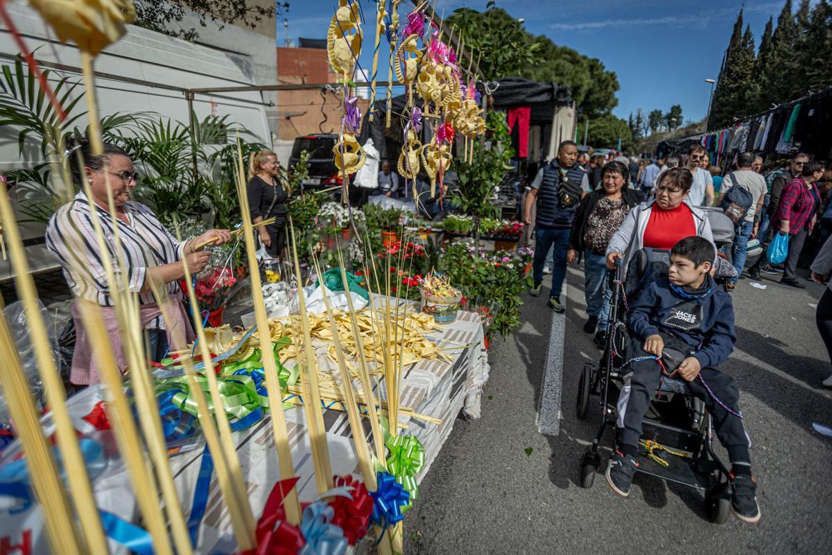 El histórico mercado ambulante inicia un exilio temporal: las obras de reforma del barrio exigen dejar libres las calles del Acer, de la Metal·lúrgia y del Crom, donde los puestos comerciales llevaban más de 50 años asentados. La nueva ubicación es desde el cruce de la calle de los Ferrocarrils Catalans con calle Foc hasta el cruce de la calle de la Mare de Déu de Port con el de calle Motors.