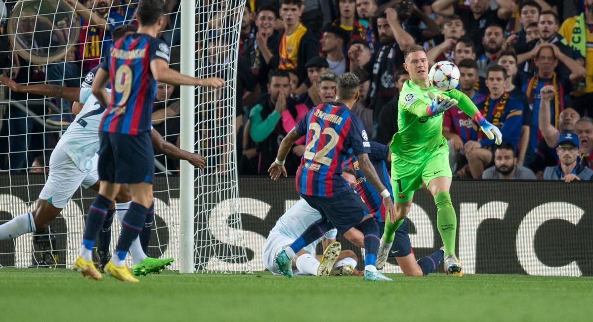 Ter Stegen intenta parar un balón dentro de su área en el Barça-Inter del Camp Nou.