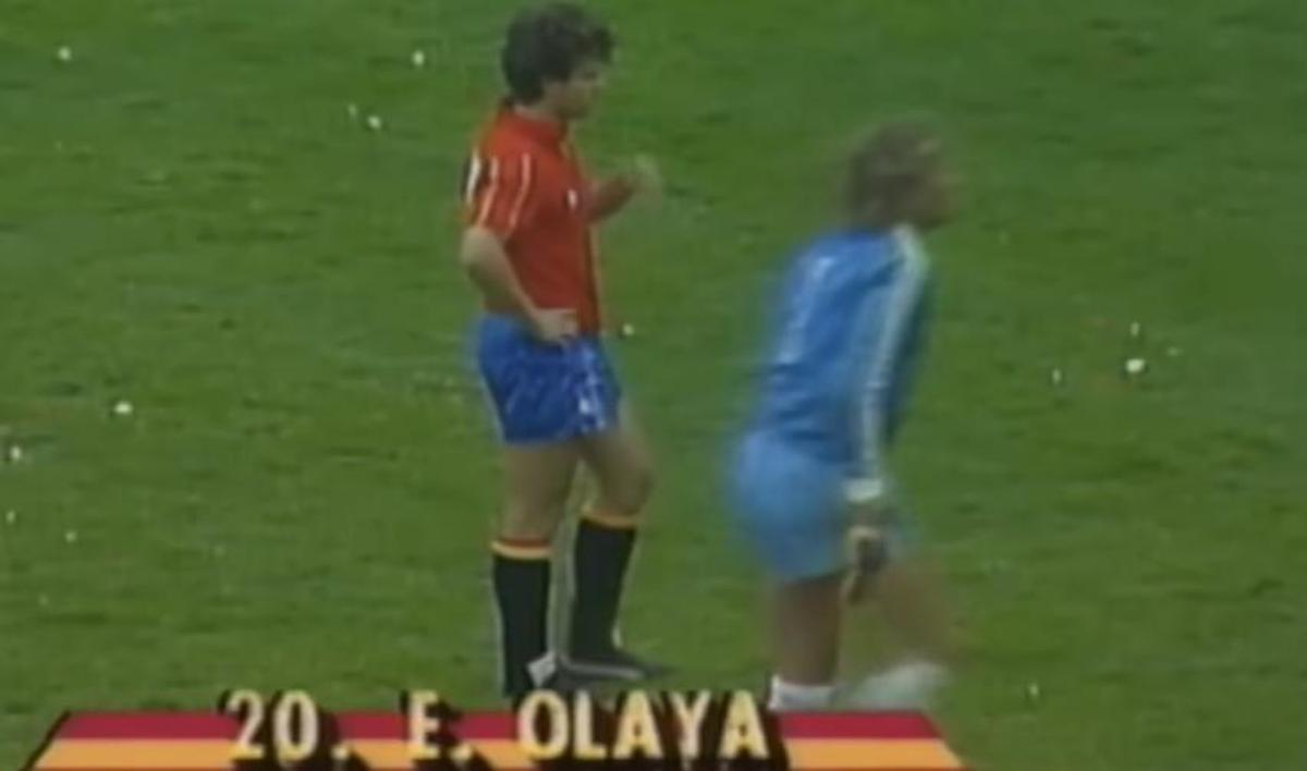 Instantes antes del lanzamiento del segundo penalti de España. Eloy tenía 21 años